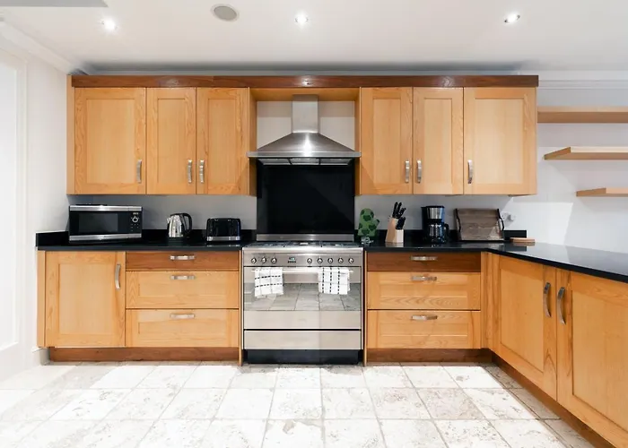 Beautiful 4 Bedroom House Near Paddington Station