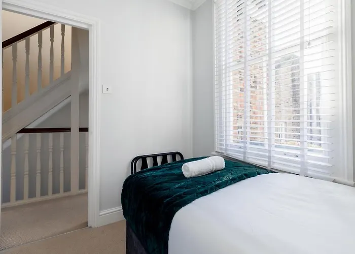 Beautiful 4 Bedroom House Near Paddington Station